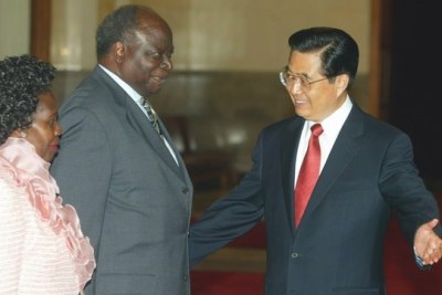 Chinese president Hu Jintao greets Kenya President Mwai Kibaki.