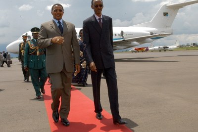 Tanzanian President Jakaya Kikwete (left) with Rwandan President  Paul Kagame.