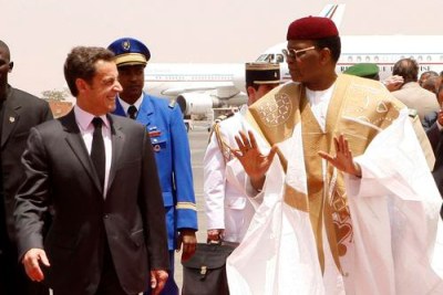 (photo d'archives) - Visite officielle de M. Nicolas Sarkozy, président de la République, au Niger : accueil par M. Mamadou Tandja, président de la République du Niger (aéroport de Niamey).