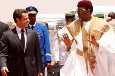 M. Mamadou Tandja  accueillant  M. Nicolas Sarkozy