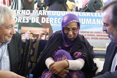 L'activiste sahraouite, Aminatou Haidar en discussion avec des politiciens espagnoles lors d'une grève de la faim.