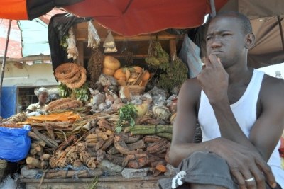 Un vendeur ivoirien au marché d'Abidjan.