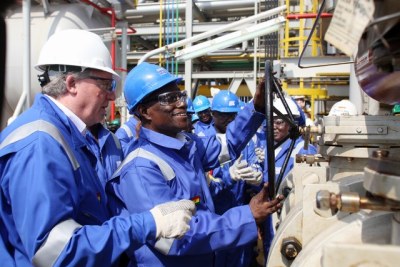 President John Atta Mills turns on Ghana's first oil flow.