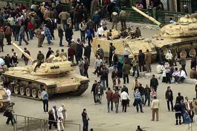 Des Tanks occupent la place Tahrir au Caire