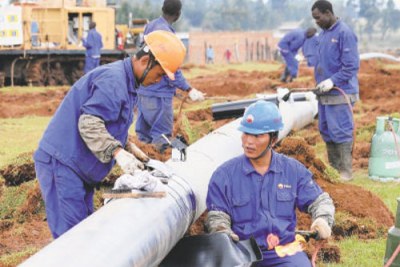 Photo d'archives: Des ingénieurs installent un pipeline