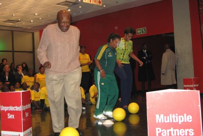 U.S. First Lady Michelle Obama and Archbishop Emeritus Desmond Tutu showed off their football skills while encouraged to young people to stay healthy during their visit to Cape Town Stadium.