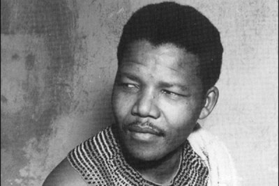 Rohihlahla Nelson Mandela jeune en habit traditionnel.