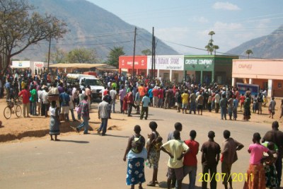 Hundreds of protesters gather outside stores in Rumphi during the Malawi protests (file photo).