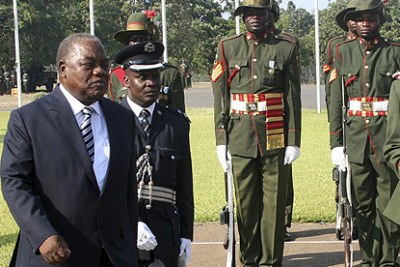 Zambia President Rupiah Banda inspects a guard of honour during the swearing-in ceremony in Lusaka. (File Photo)