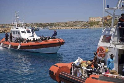 Des bateaux des gardes-côtes italiens arrivent à l'île de Lampedusa, après avoir secouru des personnes en détresse dans la Méditerranée.