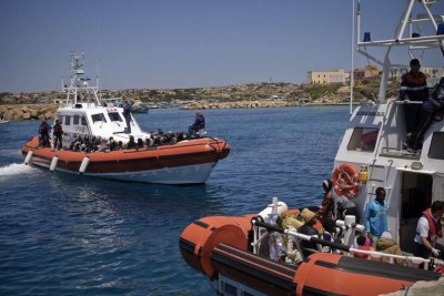 Des bateaux des gardes-côtes italiens arrivent à l'île de Lampedusa, après avoir secouru des personnes en détresse dans la Méditerranée.