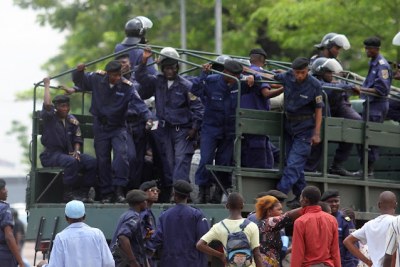 Des proches des personnes interpelés négocient avec la police le 23/12/2011 à Kinshasa, lors dune manifestation relative à la prestation de serment d'Etienne Tshisekedi.