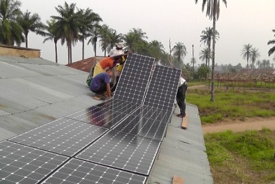 (Photo d'archives) - Installation de panneaux solaires dans une localité africaine