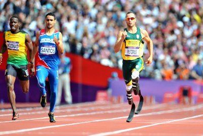 Le Sud-Africain Oscar Pistorius entre dans l'histoire lors des éliminatoires du 400 m masculin au stade olympique de Londres.(photo d'archives)