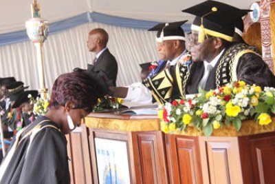 President Mugabe caps a graduate, graduating at Chinhoyi University of Technology. (File Photo)
