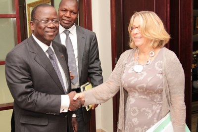 Une poignée de main chaleureuse entre Jeannot Kouadio-Ahoussou, Premier ministre et Mme Sue Wardell, vice-présidente de la Banque africaine de développement  (BAD)