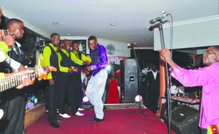 Zimbabwe Musician Falls On Stage Amid Juju Rumours Allafrica Com