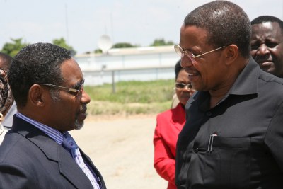President Jakaya Kikwete (left) speaks to a government official (file photo).