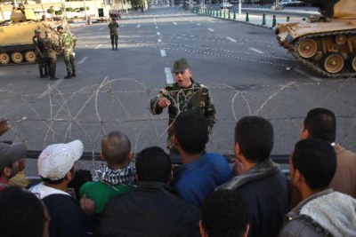 Egyptian armed forces secure the perimeter of the presidential palace (file photo).