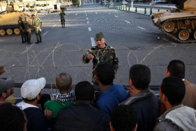 (Photo archives) - L'armée égyptienne face aux manifestants à quelques mètres du palais présidentiel au Caire