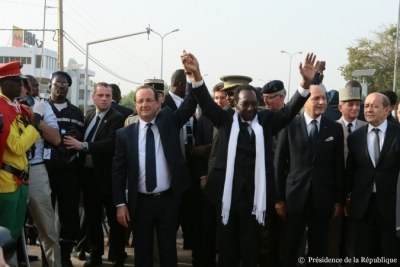 French president François Hollande with then-interim president M. Dioncounda Traoré of Mali.