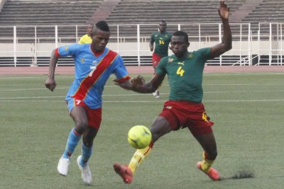 (Photo archives) - Les Léopards juniors de la RDC (bleu) contre les Lions Juniors du Cameroun (vert) le 6/10/2012 au stade des martyrs à Kinshasa