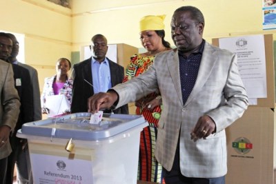 Prime Minister Morgan Tsvangirai and his wife casting a vote (file photo).