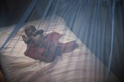 Un enfant est allongé sous une moustiquaire en Somalie.