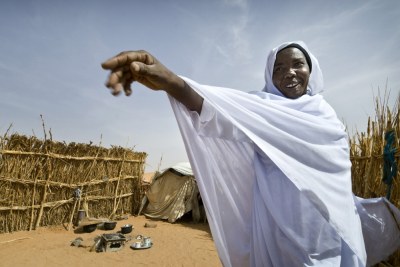 une sage femme chez elle dans le camp Al Salam pour les personnes déplacés au darfour