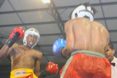 Le Mauricien Facson Perrine (en short jaune) champion d'Afrique de Kick-Boxing