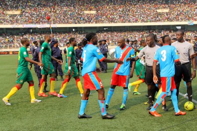 (Photo d'archives) - Début du match entre les Léopards de la RDC (bleu)contre les Lions du Cameroun(vert) le 16/06/2013 au stade de martyrs à Kinshasa.