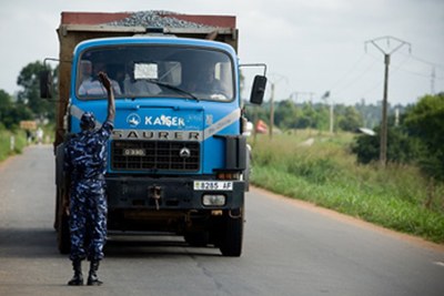 (Photo d'archives) - Une énième divergence entre Dakar et Banjul bloquent des centaines de camions gros porteurs à la frontière entre les deux pays
