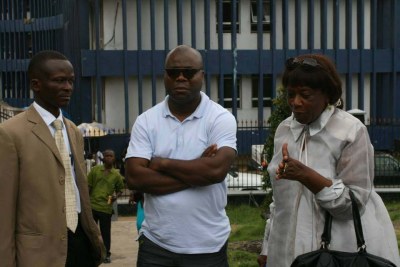 Imprisoned journalist Rodney Sieh (middle) in conversation with the president of the Press Union of Liberia, Peter Quoiquoi, and his legal counsel, Pearly Bull (file photo).