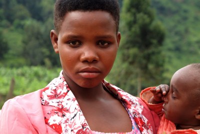 Une mére-enfant en Ouganda