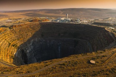 Comme cette mine en Afrique du Sud, le sous-sol africain est exploité par les multinationales au détriment des populations autochtones.