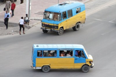 Des taxis bus de marque Mercedes pour le transport en commun sur le boulevard du 30 juin le 20/04/2012 à Kinshasa.