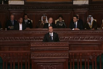 François Hollande à Tunis pour les cérémonies d'adoption de la Constitution.