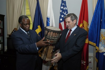 Ugandan Prime Minister Amama Mbabazi with former U.S. Secretary of Defense Paul Wolfowitz (file photo).