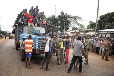Soldats français protégeant un convoi de réfugiés fuyant Bangui. Beaucoup de musulmans ont choisi la fuite des conflits dans la capitale centrafricaine.