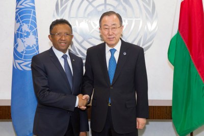 Le Secrétaire général Ban Ki-moon (à droite) avec le Président de Madagascar, Hery Martial Rajaonarimampianina Rakotoarimanana.