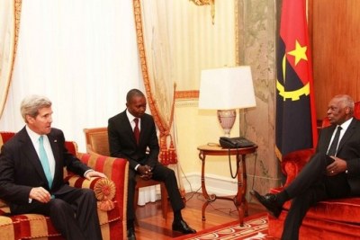 Le président angolais José Eduardo dos Santos a reçu, lundi matin à Luanda, le secrétaire d'Etat américain, John Kerry, arrivé dimanche en Angola pour une visite de 48 heures.