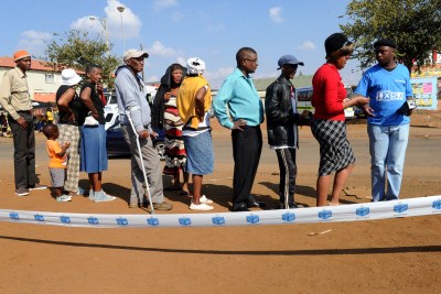 Des sud-africains faisant la queue pour voter dans la zone agitée de Bekkersdal à West Rand le 7 mai 2014.