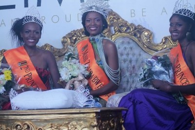 L to R: Second Princess Letwin Tiwaringe, Miss Zimbabwe Thabiso Phiri and First Princess Tendai Hunda.