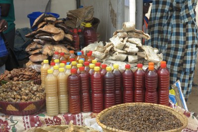 Poissons fumés, poissons séchés, huile de palme et entre autres produits en provenance de la région sud du Sénégal, exposés au Louma Agricole tenu les 5 et 6 juillet 2014 à Dakar