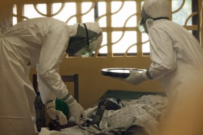 Des médecins s'occupant d'un malade suspecté d'avoir contracté la fièvre Ebola.