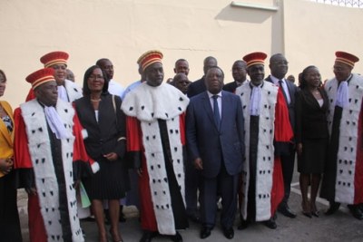Les membres de la nouvelle Cei, après leur prestation de serment, en compagnie des membres du conseil constitutionnel.
