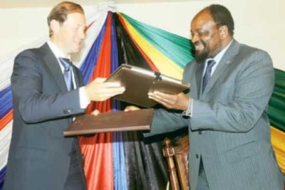 Foreign Affairs Minister Simbarashe Mumbengegwi and Russian Minister of Industry and Trade Mr Denis Manturov.