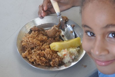 Un enfant savourant son repas.