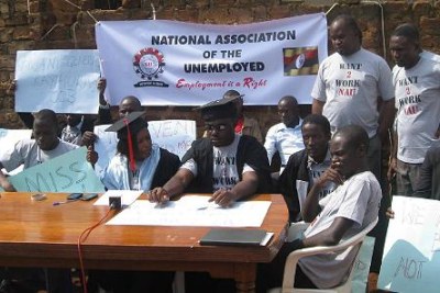 Des chômeurs ougandais organisent une conférence de presse