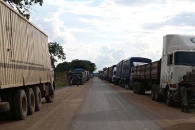 Camions au poste frontalier Kasumbalesa, Katanga